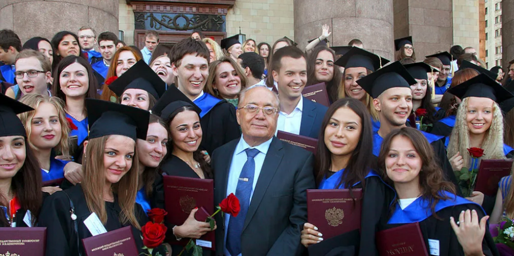 Ректор Московского университета со студентами МГУ
