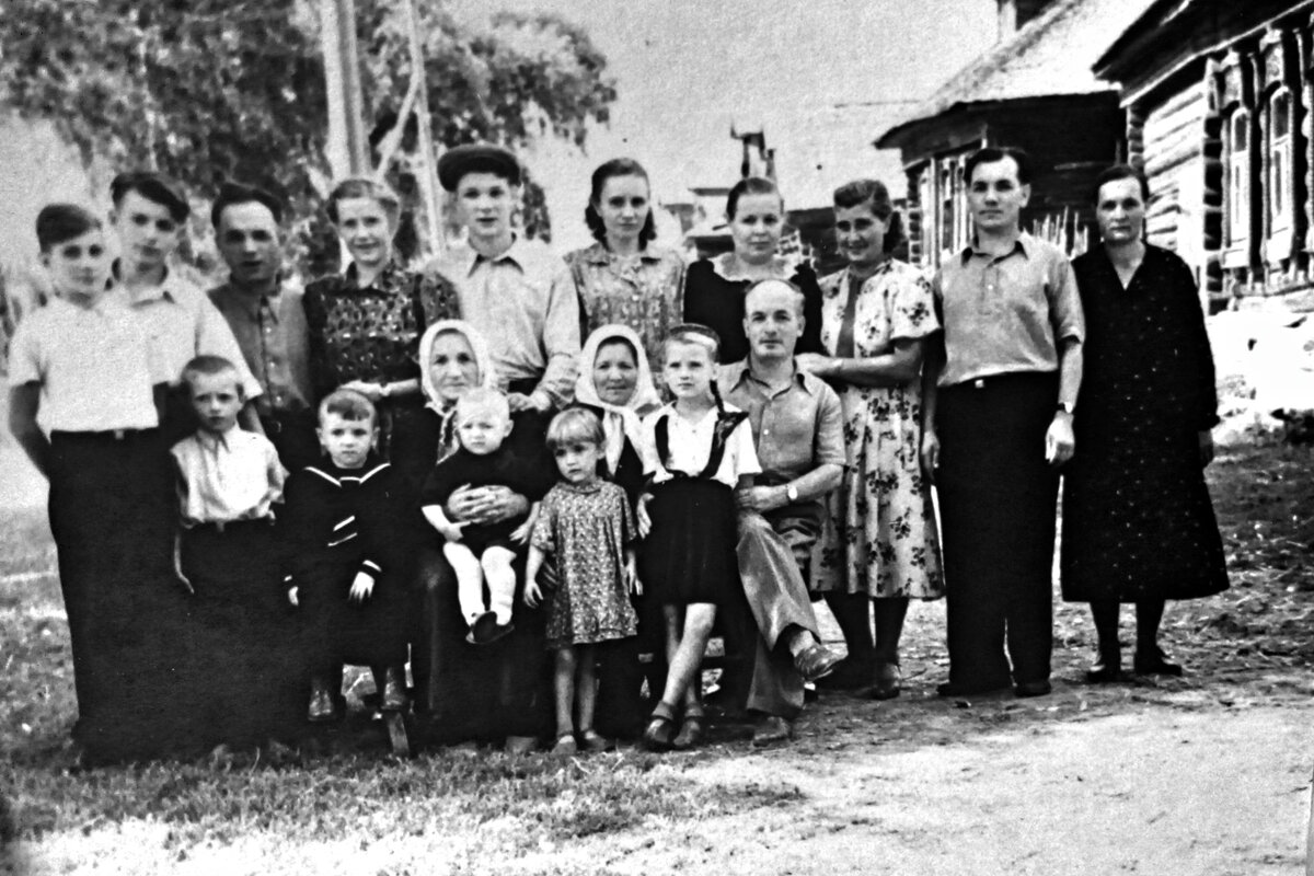 На деревенской улице собрались все Голячёнковы. Фото из личного архива автора.