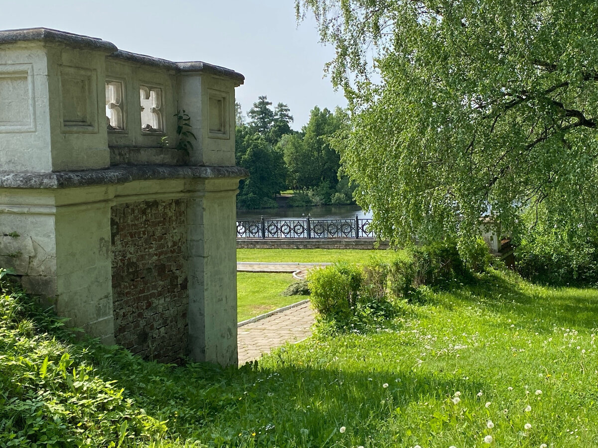 Усадьба Марфино лужайка перед главным входом. Фотография автора канала "В мире красивых вещей"