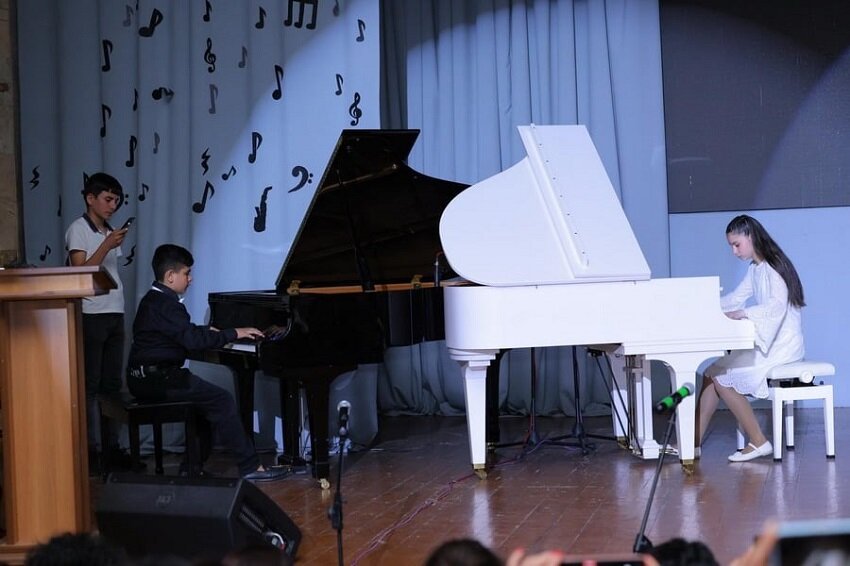 Концерт, посвященный 85-летию со дня основания Степанакертской музыкальной школы имени Комитаса, прошел в необычных условиях: в темноте, при свете фонариков мобильных телефонов.-7