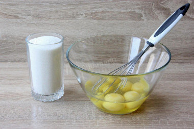 ШАГ 2:
Тщательно вымытые яйца вбейте в глубокую миску, взболтайте до образования пены и, не прекращая взбивать, добавьте щепотку соли и постепенно всыпьте сахар. Взбивайте до пышной однородности, не более. Делать это можно как ручным венчиком, так и миксером на низких оборотах. Тесто будет воздушным за счёт хорошо взбитых яиц.