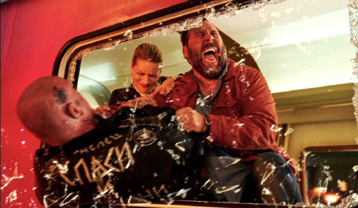 Всего повидал на своём голливудском веку Олег Тактаров (лысый), Майкл Бэй его даже в картонную коробку по частям упаковывал ("Плохие парни 2"), но вот электричку его головой, кажется, еще не громили. 