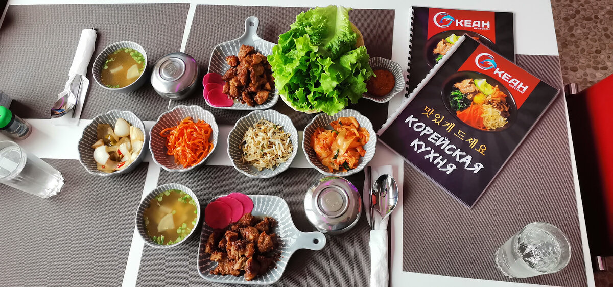 Все, что на столе — одна порция, поделенная напополам, на сумму 1500 рублей. 