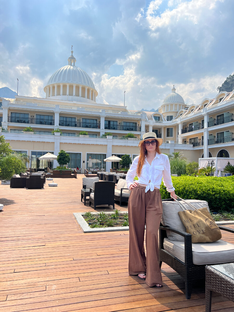 На фоне Amara Premier Palas