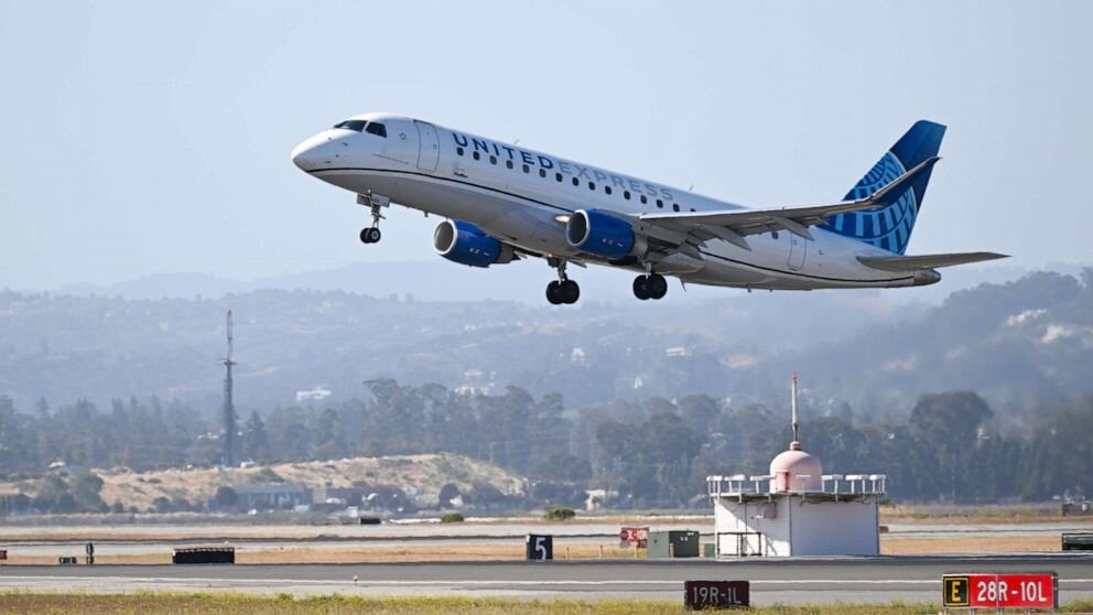 Серия отмен началась в воскресенье из-за погоды на восточном побережье и сбоя компьютера FAA в центре управления за пределами Вашингтона, округ Колумбия.FAA заявило, что в воскресенье «приостановило» вылеты в аэропорты Вашингтона, округ Колумбия, из-за «ремонта» системы связи на объекте управления воздушным движением в регионе. Пауза повлияла на рейсы на северо-востоке, что, наряду с погодой, привело к задержке почти 10 000 рейсов и отмене 1400 рейсов в США в воскресенье.Публичное заявление United о недовольстве FAA является последним в длинной череде столкновений между авиакомпанией и агентством.