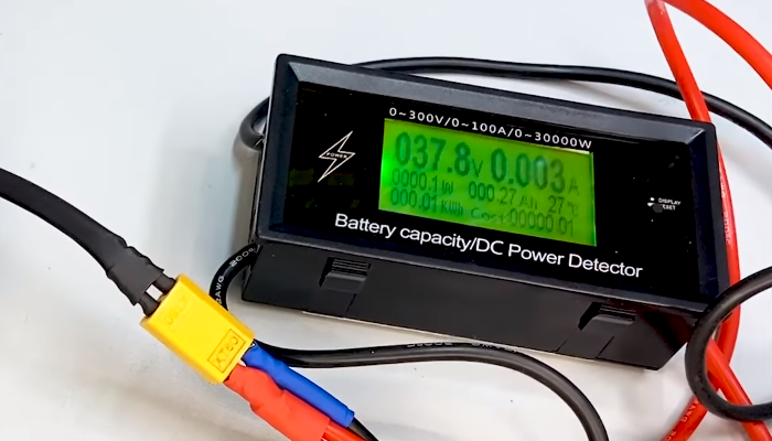 Падение напряжения аккумулятора. Аккумулятор со стрелкой. 7 вольт. Падение напряжения аккумулятора. Напряжение заряда акб автомобиля.