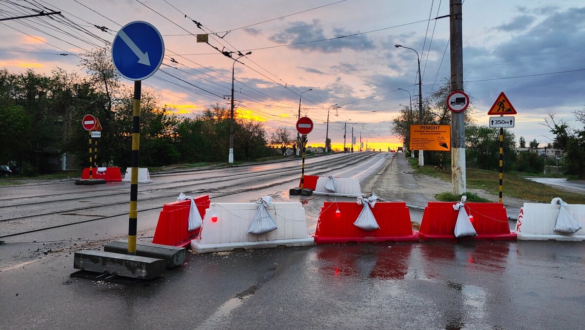     Автоледи решила проскочить закрытый на ремонт мост на юге Волгограда, но провалилась в яму, сообщают в соцсетях горожане.