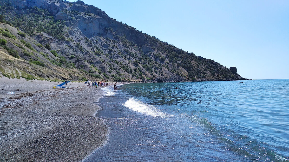 На пляже в Веселовской бухте в восточной части. Листайте!
