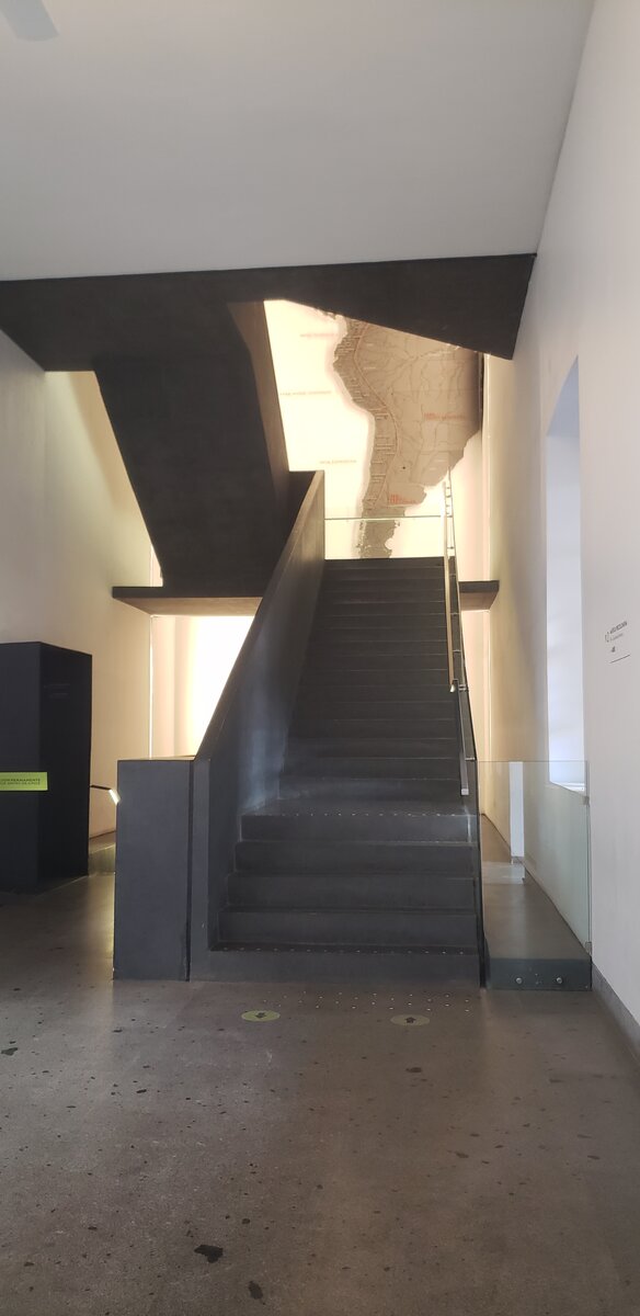 Лестница ведущая в экспозицию