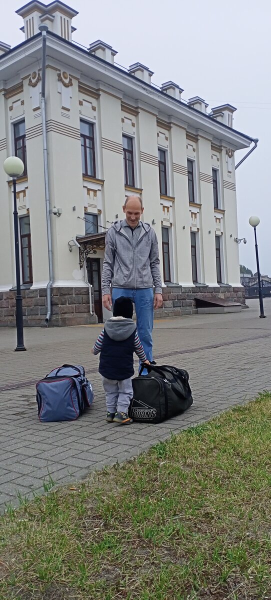 Пошли уже папа в поезд