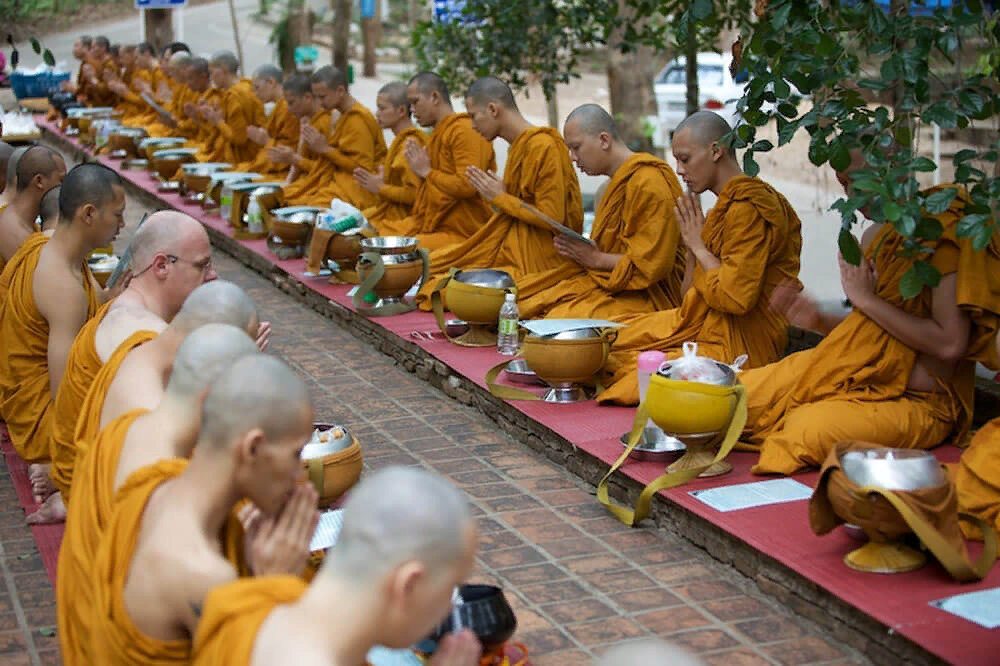 Большая часть исповедует буддизм. Буддизм Тхеравада /хинаяна Будда. Буддийский монах Тхеравада. Тайланд храм Будды монахи. Тхеравада и махаяна.