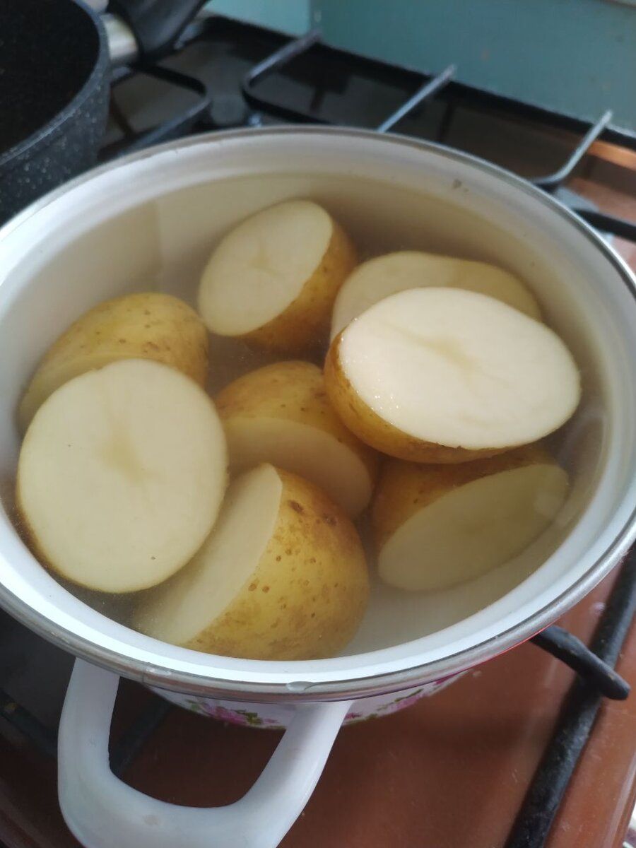 Варим картофель.