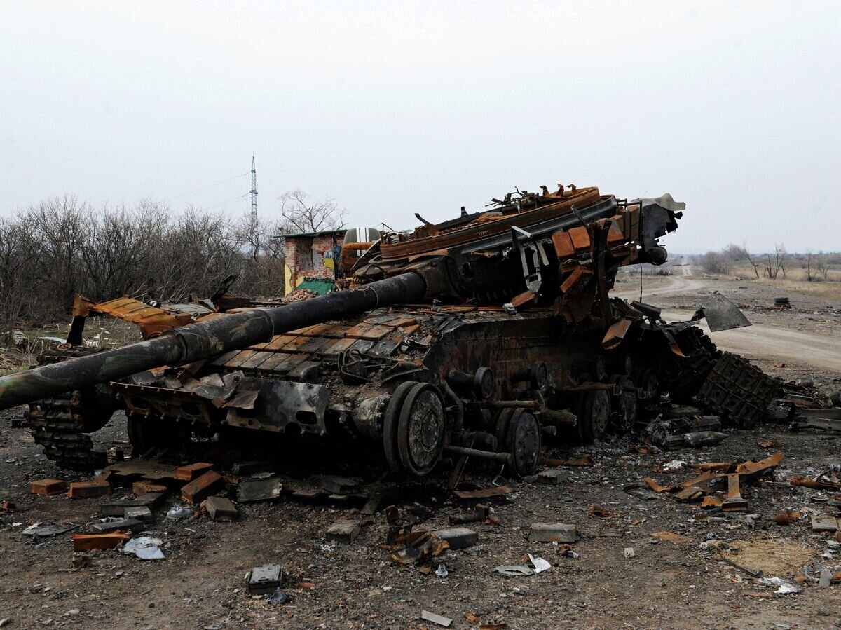    Поврежденная военная техника у поселка Логвиново Донецкой области© РИА Новости / Сергей Аверин