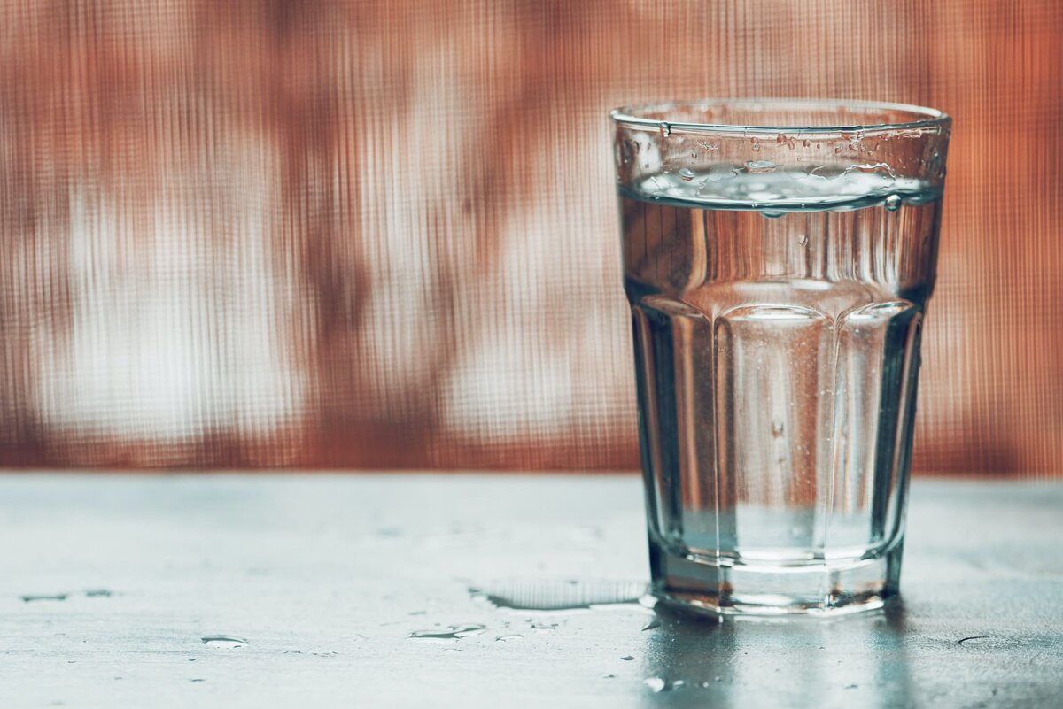 Why cup. Стакан воды. Стакан воды на столе. Стаканчик с водой. Красивые стаканы для воды