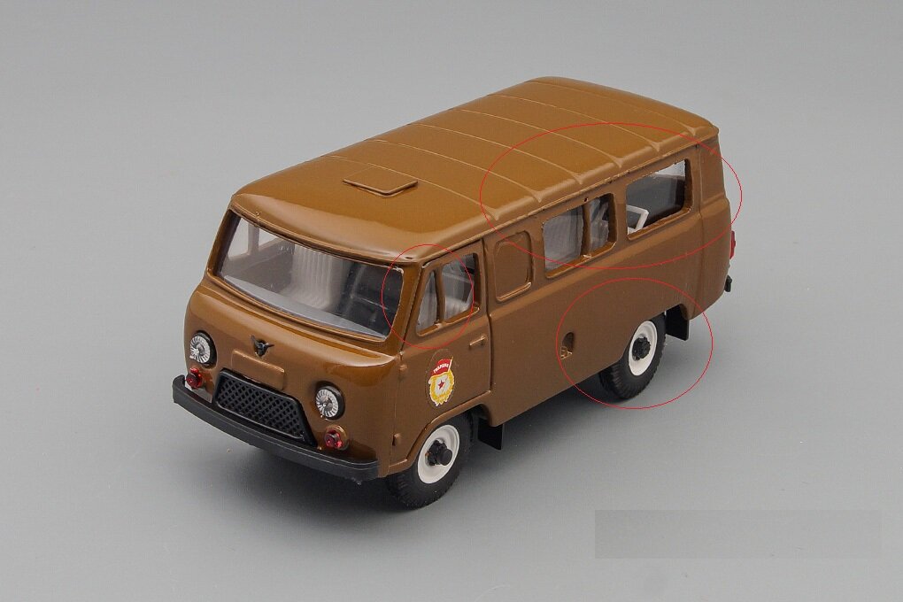 В общем-то, можно сразу обозначить возникшую проблему - формы окончательно выработали свой ресурс и нуждаются либо в капитальном ремонте, либо в замене. Так, к примеру, данный экземпляр характеризуется отсутствием одной стойки, две другие- страшно кривые. Над средним окном находится дырка, словно от пулевого отверстия. Задняя ось будто поворотная.