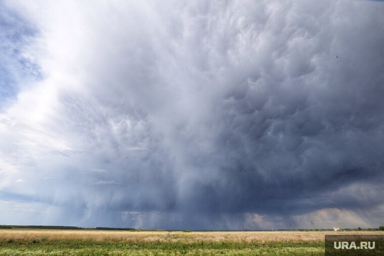    Ураганный ветер повредил крышу челябинского ДК
