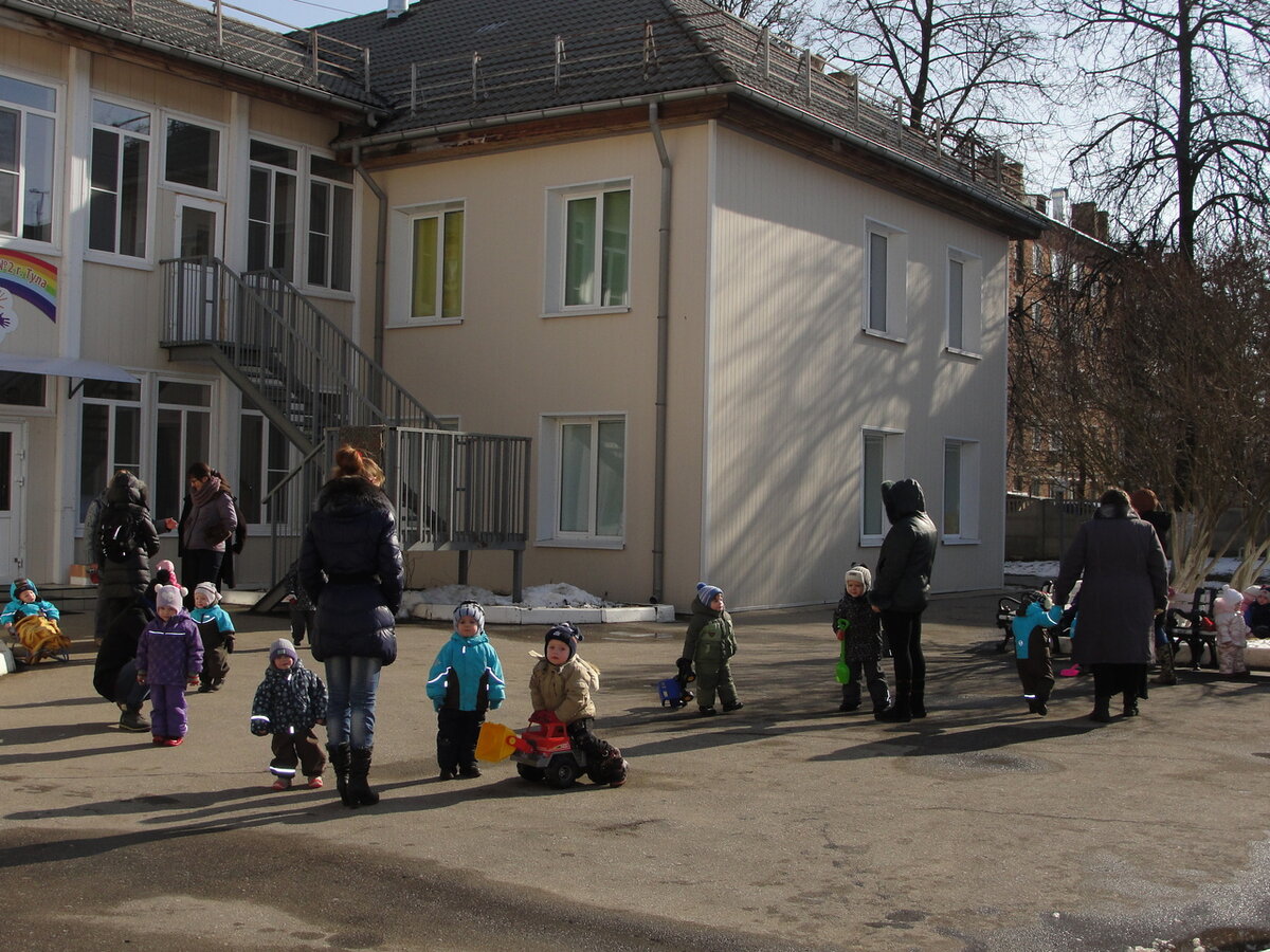 Во дворе дома ребёнка; 22 марта 2014 г.