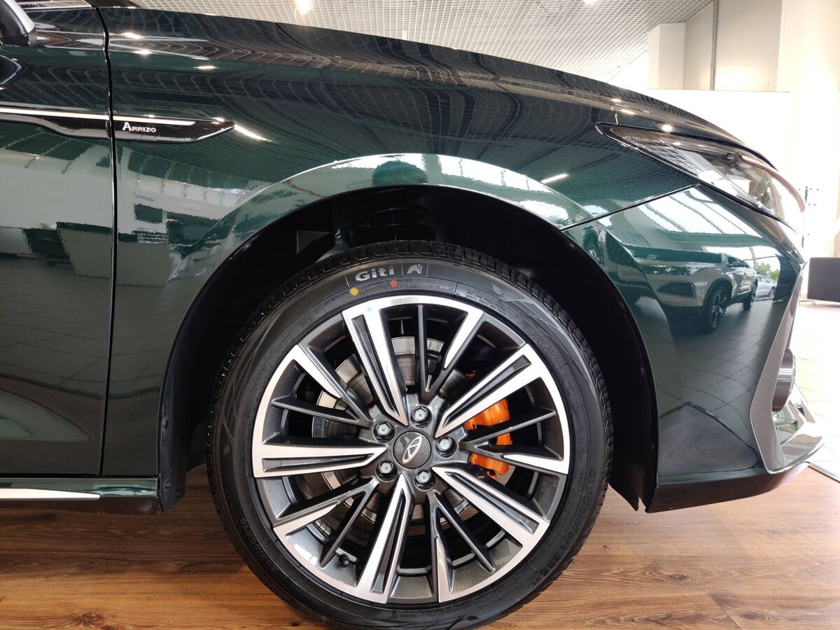 18” алюминиевые диски с двухцветным дизайном придают автомобилю яркий и в то же время премиальный вид. Каждая шина оснащена беспроводным датчиком температуры и давления 