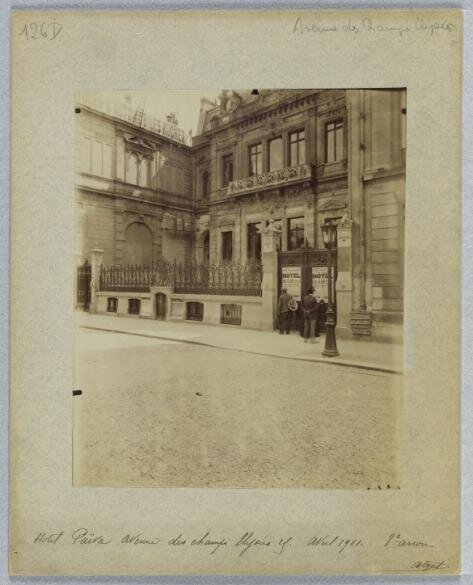 Façade de l'hôtel vers 1900, vu des Champs Élysées. 