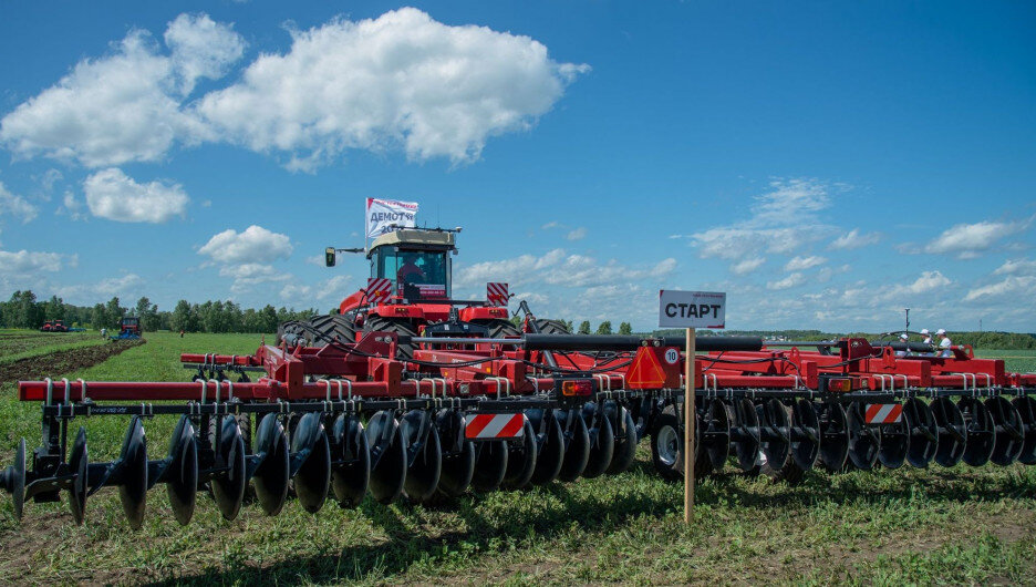 Ростсельмаш представил на агрофоруме электронные системы в работе — на поле и на стенде. Фото предоставлено компанией «Агротрак».