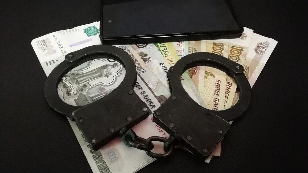    Проректор РАНХиГС Максим Назаров задержан по делу о мошенничестве. Его подозревают в фиктивном трудоустройстве в университет сотрудников Минобрнауки.