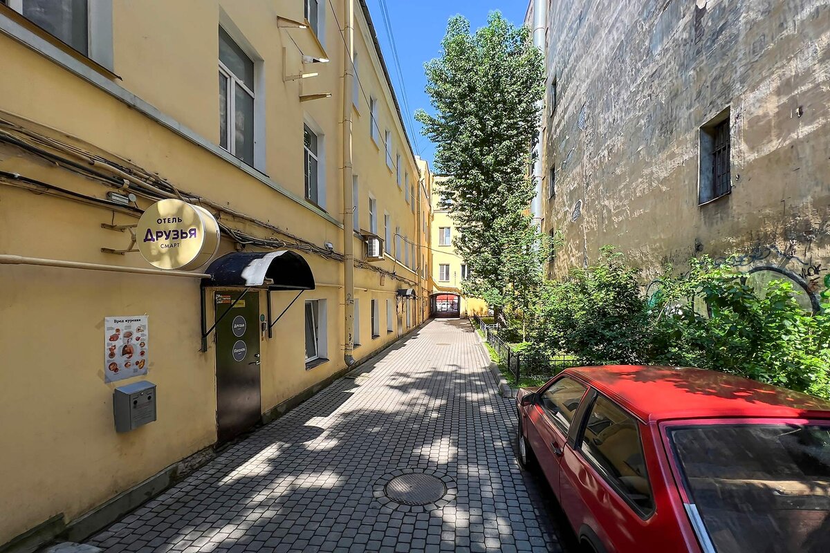 Вход в гостиницу.