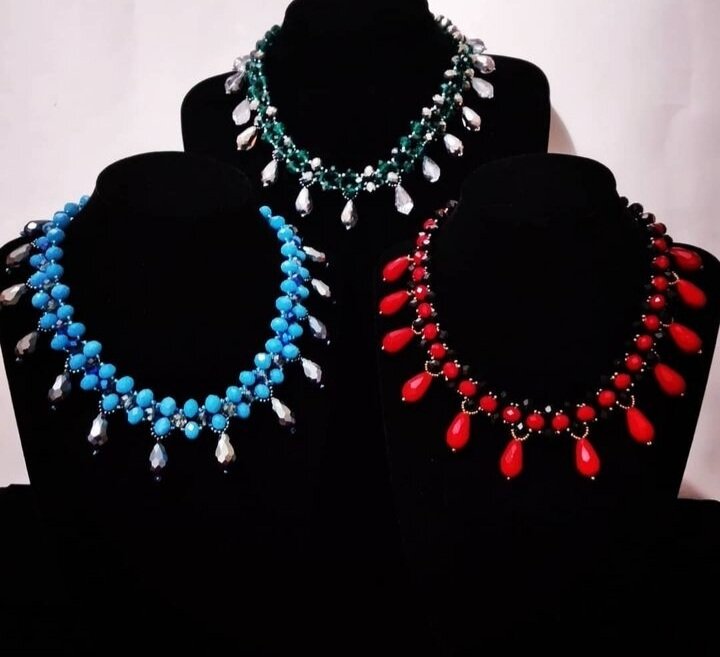 бусы под горлышко. ещё - в галерее