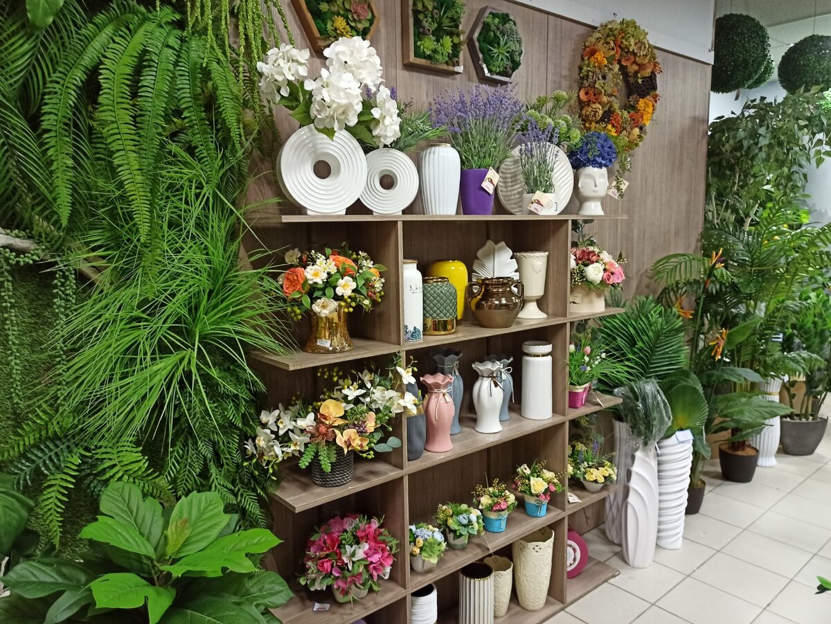 Можно найти различные вазы для подарка.