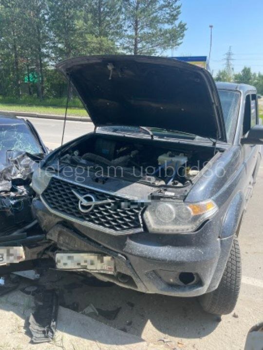    В Пять-Яхе неопытная водитель спровоцировала тройное ДТП