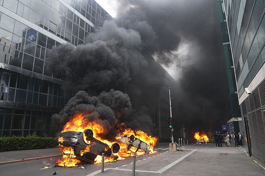 Серия массовых беспорядков началась в Нантере, пригороде Парижа. Фото: Michel Euler/AP/TASS