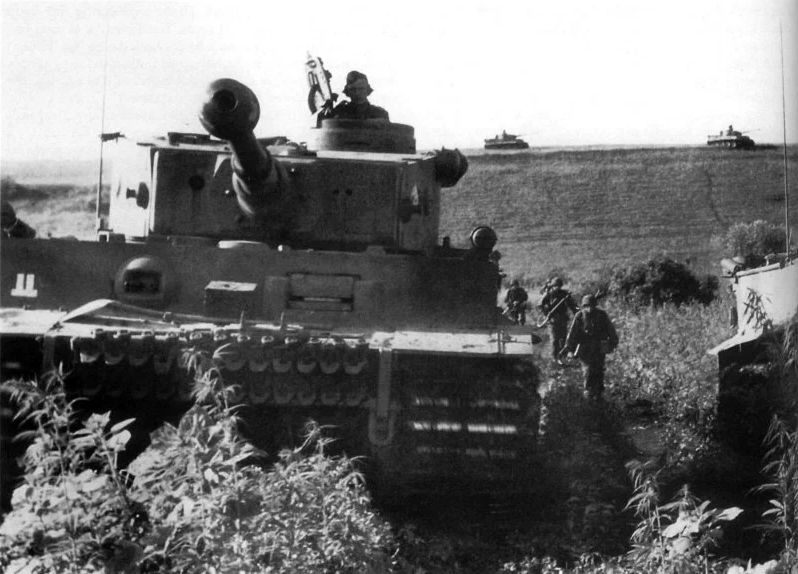 Танки Pz.Kpfw. VI «Тигр» моторизованной дивизии СС «Дас Райх» на Курской дуге