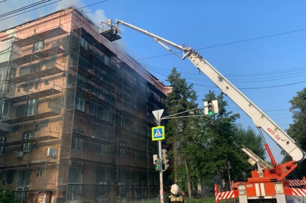   В Екатеринбурге загорелась крыша дома на площади 300 кв. м