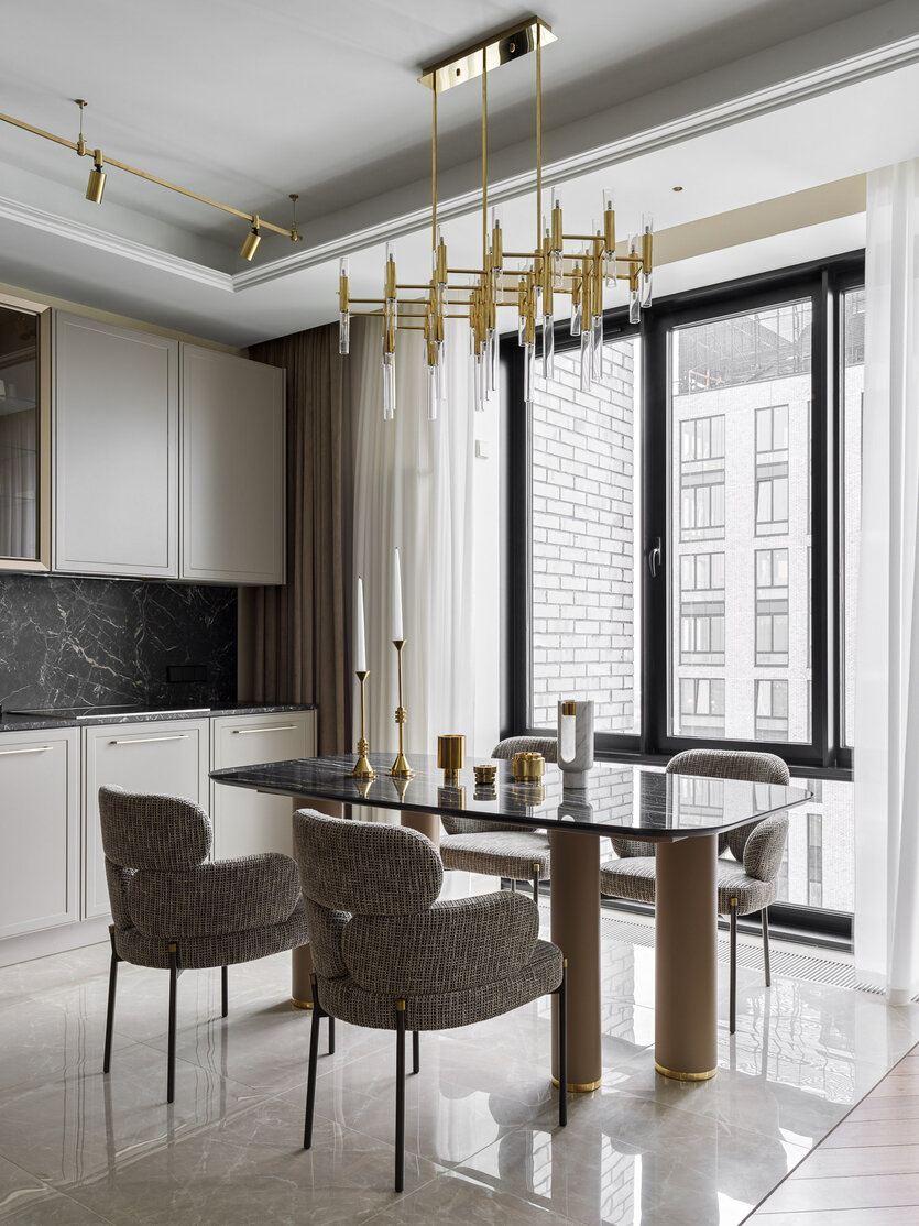 Зона столовой. Обеденный стол изготовлен по эскизам дизайнера. Стулья, Varro (Италия), поставка — компания Veranda.ru. Люстра над столом, K-Lighting (Португалия).