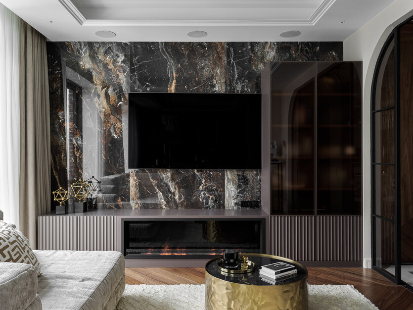 Зона ТВ. Тумба изготовлена по индивидуальному заказу по эскизам автора проекта дизайн-студией «Метры». Журнальный стол, Cosmorelax. Отделка стены — керамогранит (поставка компания «Мастер Дом»).