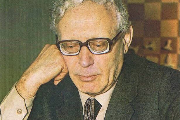     Не говорил на идише, ездил со справкой от Сталина и запрещал дочери читать: 8 фактов о шахматисте Михаиле Ботвиннике