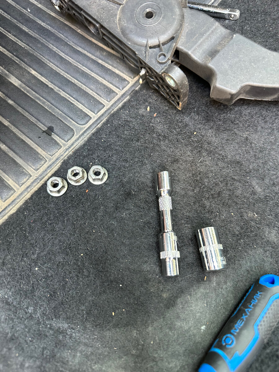 Головки на 7мм и 10 мм , удлинитель и трещетка 