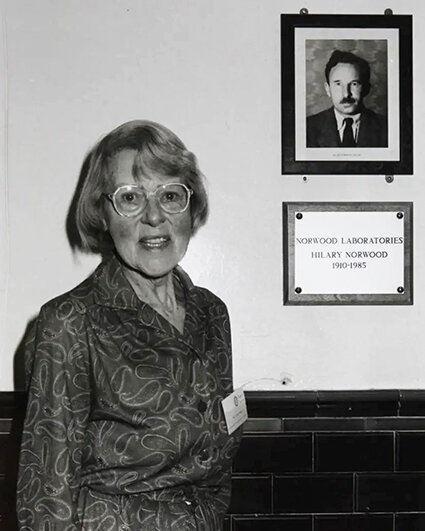 Мелита Норвуд у фотографии своего отца 