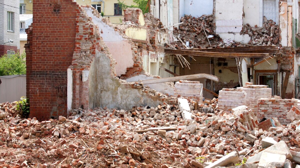     В Казани на улице Николая Ершова планируют возвести одну из стен торгово-развлекательного комплекса из кирпича, оставшегося от снесенных Арских казарм. Эта часть будет называться мемориалом.