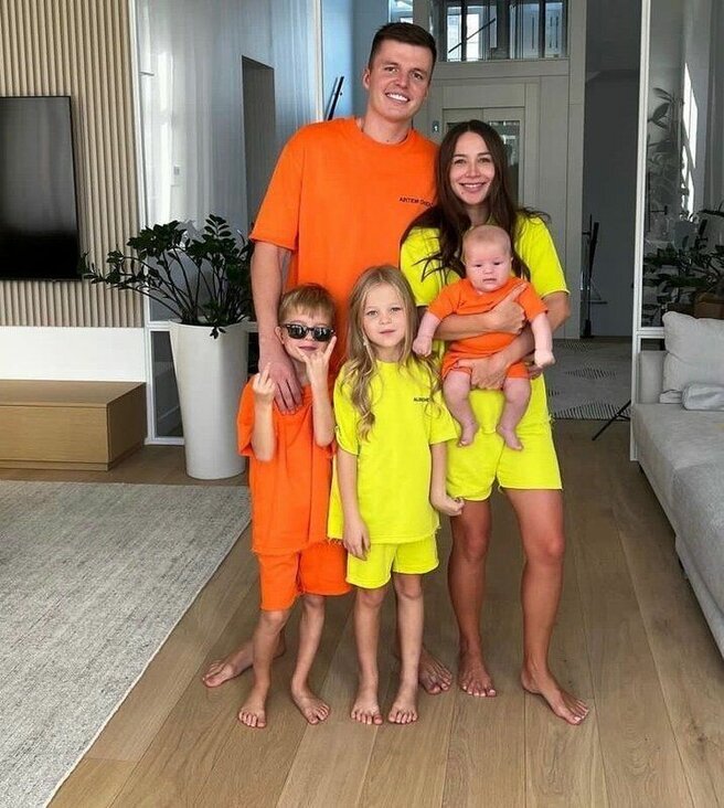 Валерия Чекалина с мужем и детьми