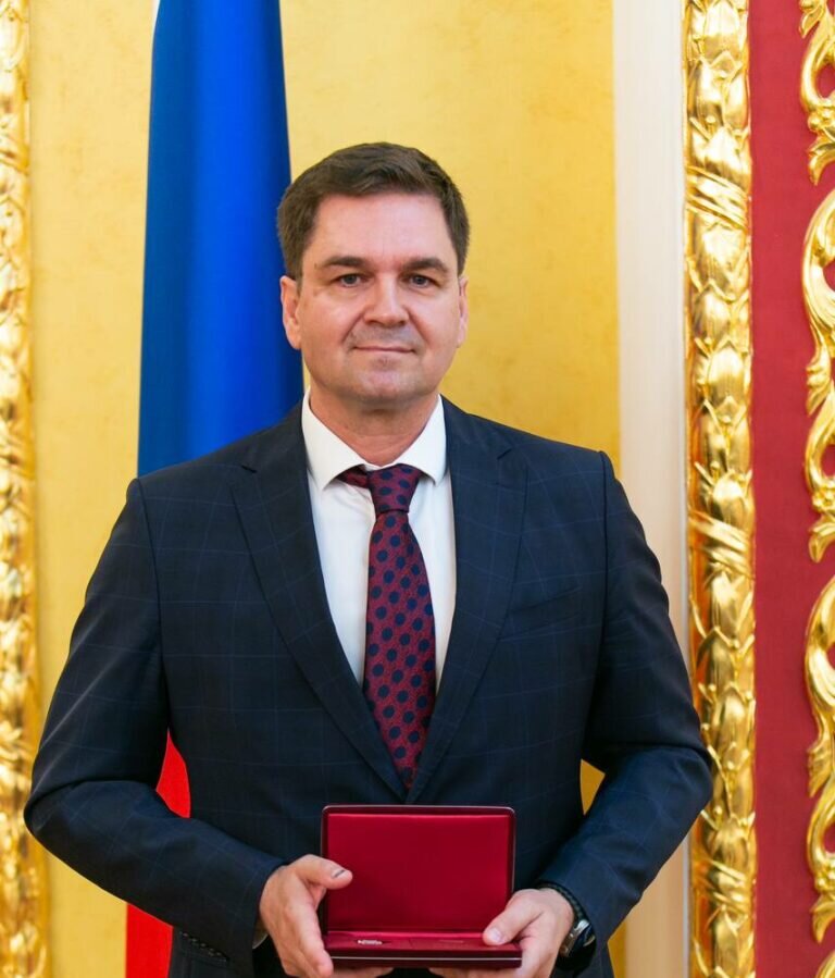    Главврачу Александру Редюкову вручили знак «Заслуженный работник здравоохранения РФ» Кристина Просвиркина