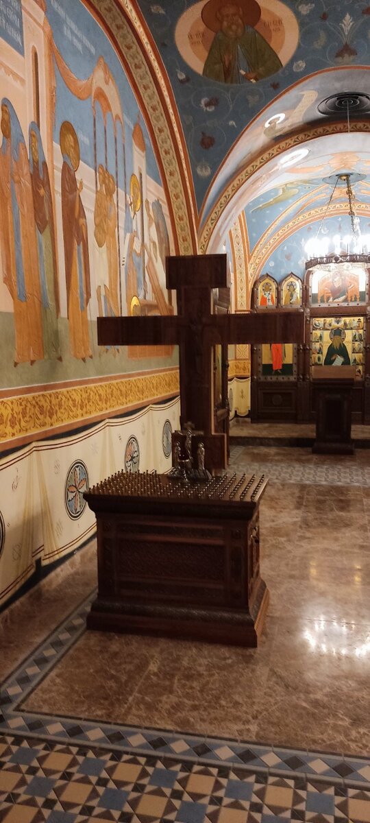 Комплексное оформление храма в Подмосковье (иконостас, столбовые киоты, храмовая утварь). Выполнила мастерская "Палехский Иконостас", 2021-2023 гг.