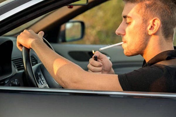 Риски курения за рулем: о последствиях для водителя