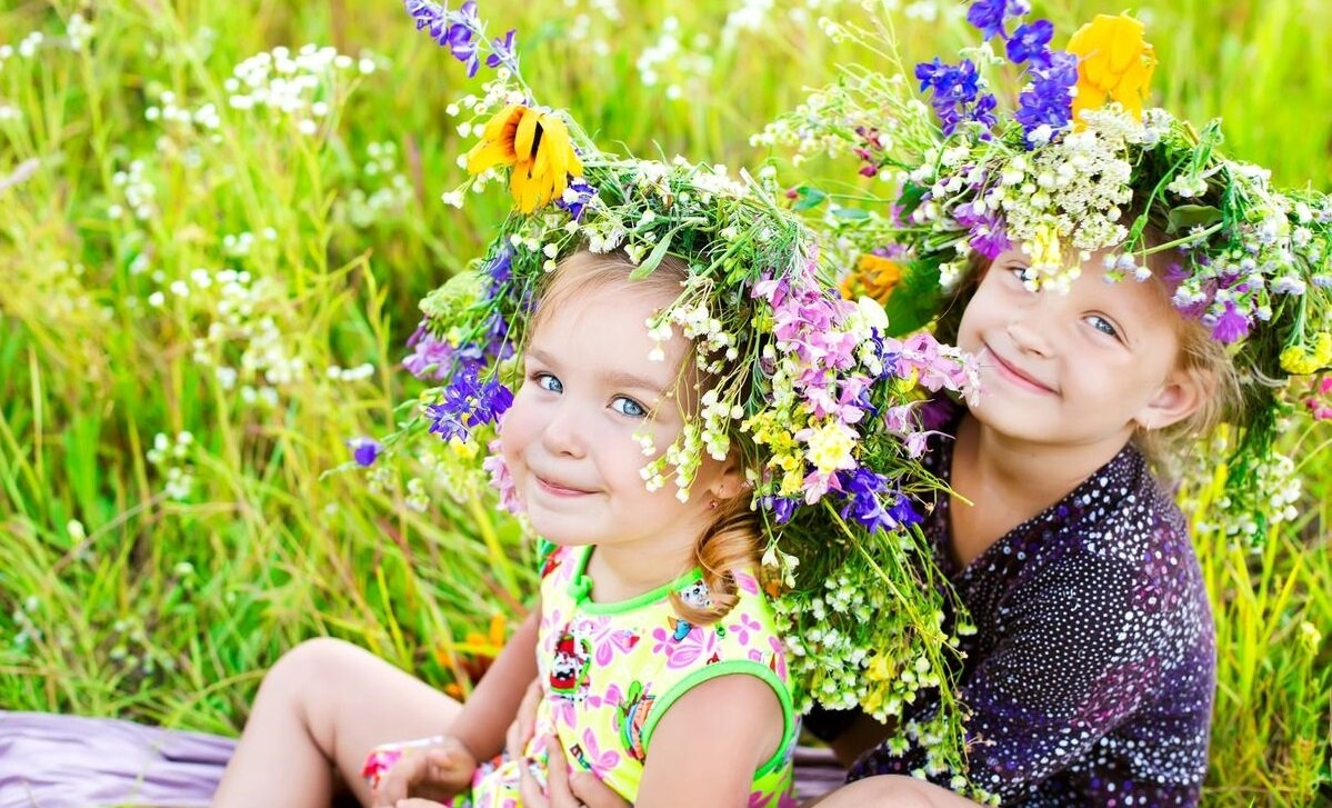 На первое время ребенку летом. Дети и природа. Лето дети. Счастливые дети на природе. Счастливые дети летом.