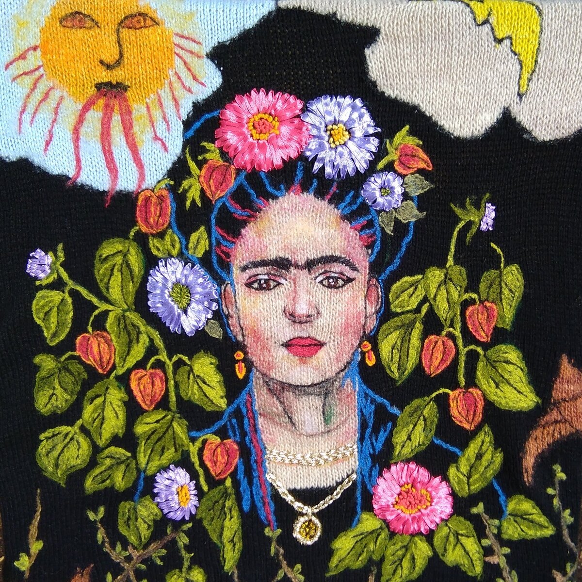 портрет Фриды на спинке кардигана