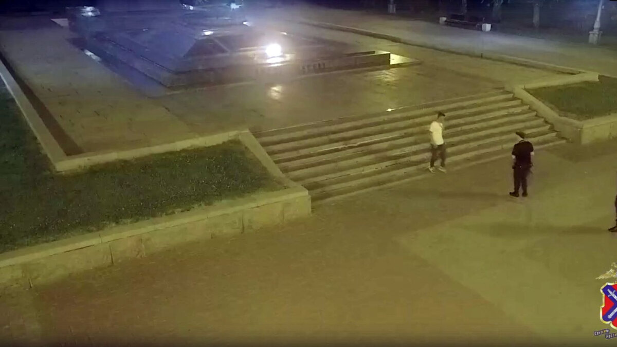     Полиция ночью задержала молодого человека, который прикурил сигарету от Вечного огня братской могилы на Аллее Героев, сообщает ГУ МВД по Волгоградской области.