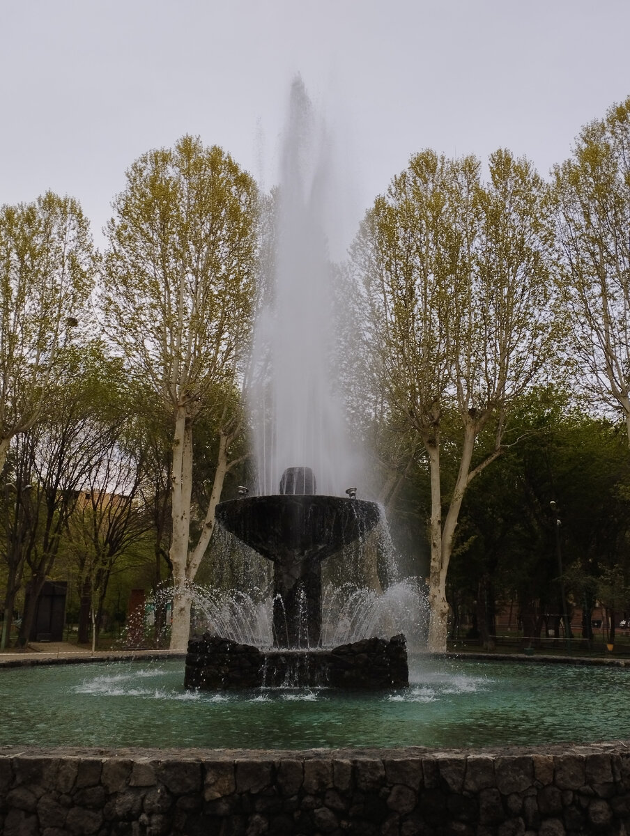 Английский сад в наши дни. Каменный фонтанный комплекс.