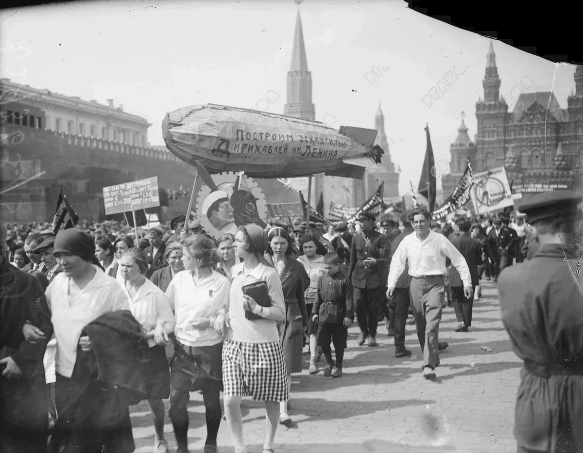Демонстрация во время празднования 1-го Мая на Красной площади. Москва. СССР. 1930-е Фотограф не установлен. РГАКФД. Арх. № 2-39365. Источник: https://dzen.ru/a/YI0LSq-OeVQOuuJu.