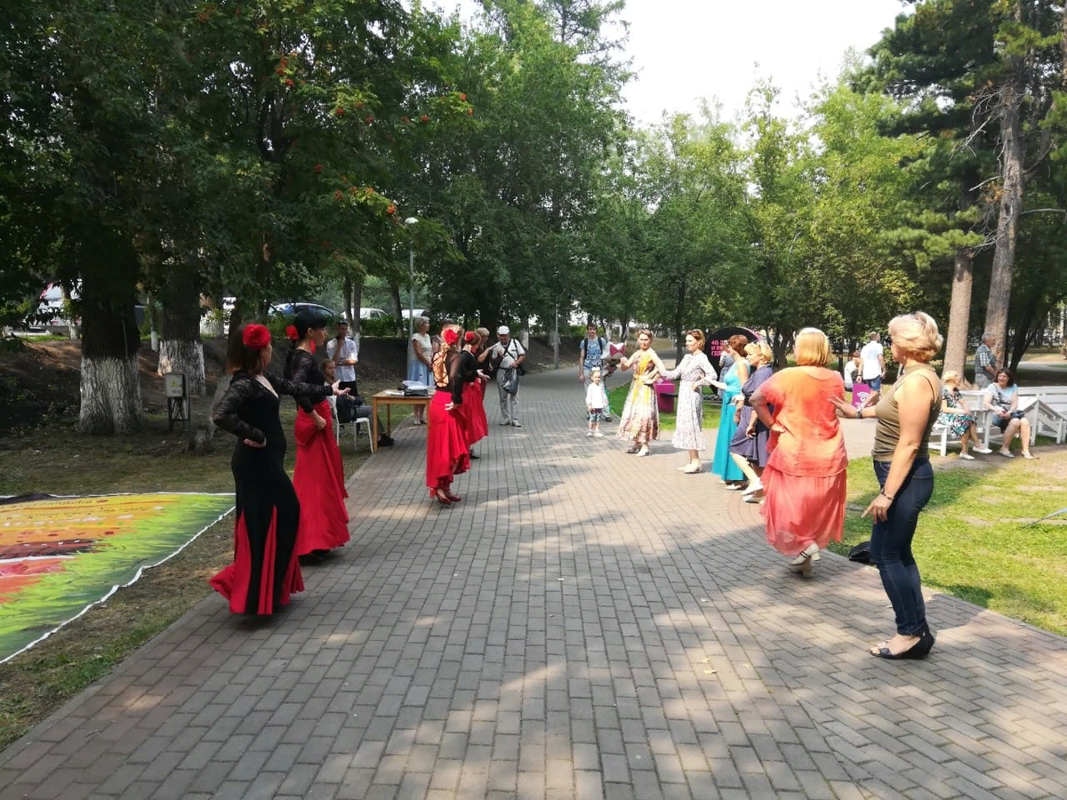 Мастер-класс по фламенко в Томске. Я с краю в черной юбочке с красными вставками. Листайте далее, чтобы увидеть все изображения!










