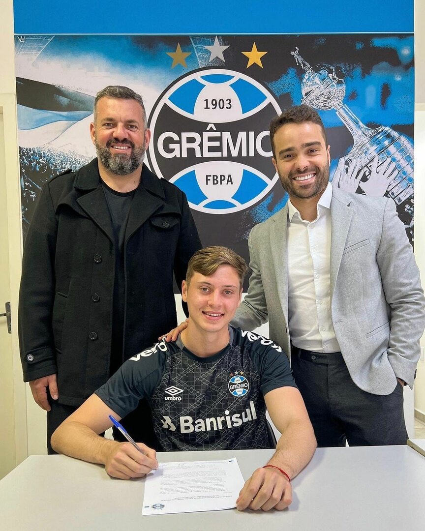 Артур Конеглян на подписании своего первого профессионального контракта с ФК "Гремио" 
