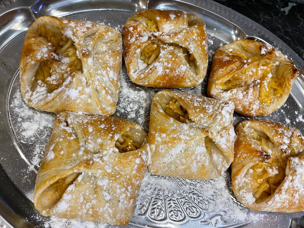 Слойки с яблоком и корицей 
